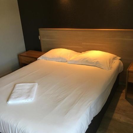 Hotel Le Bretagne Et Restaurant Le Papillon Gorron Eksteriør billede