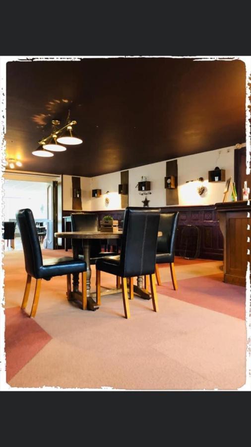 Hotel Le Bretagne Et Restaurant Le Papillon Gorron Eksteriør billede
