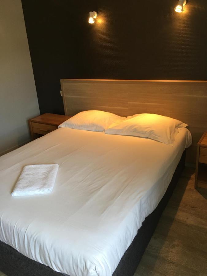 Hotel Le Bretagne Et Restaurant Le Papillon Gorron Eksteriør billede