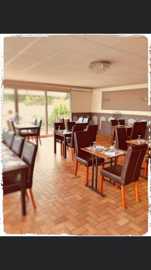 Hotel Le Bretagne Et Restaurant Le Papillon Gorron Eksteriør billede