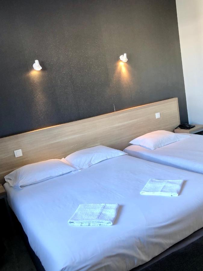 Hotel Le Bretagne Et Restaurant Le Papillon Gorron Eksteriør billede